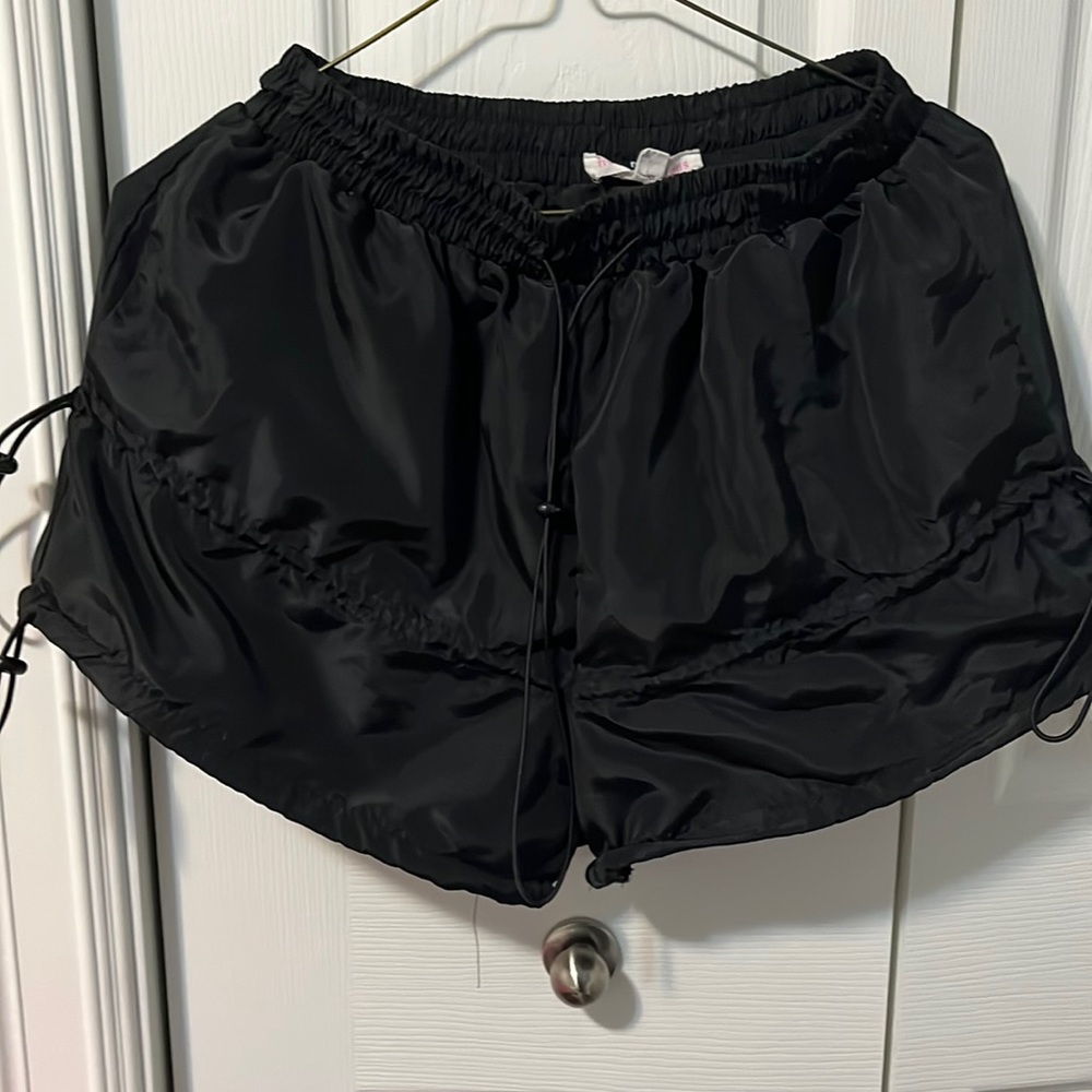 HOT &DELICIOUS shorts in black